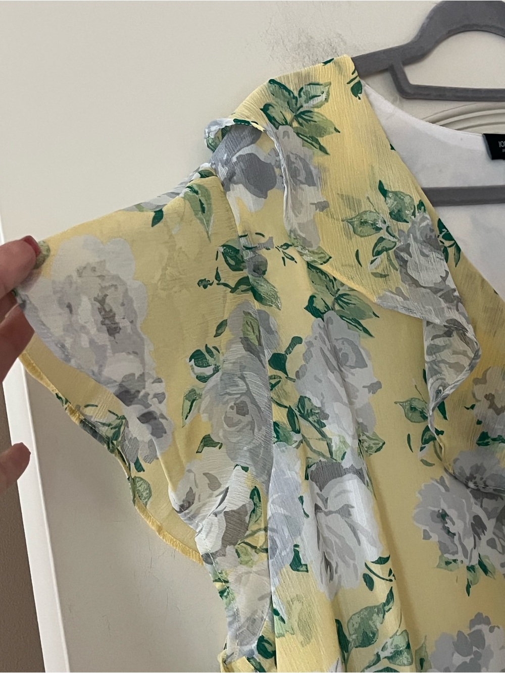 Jones & Co Light Yellow Floral Ruffle V-Neck Blouse Short Sleeve Size 3X - Picture 9 of 15